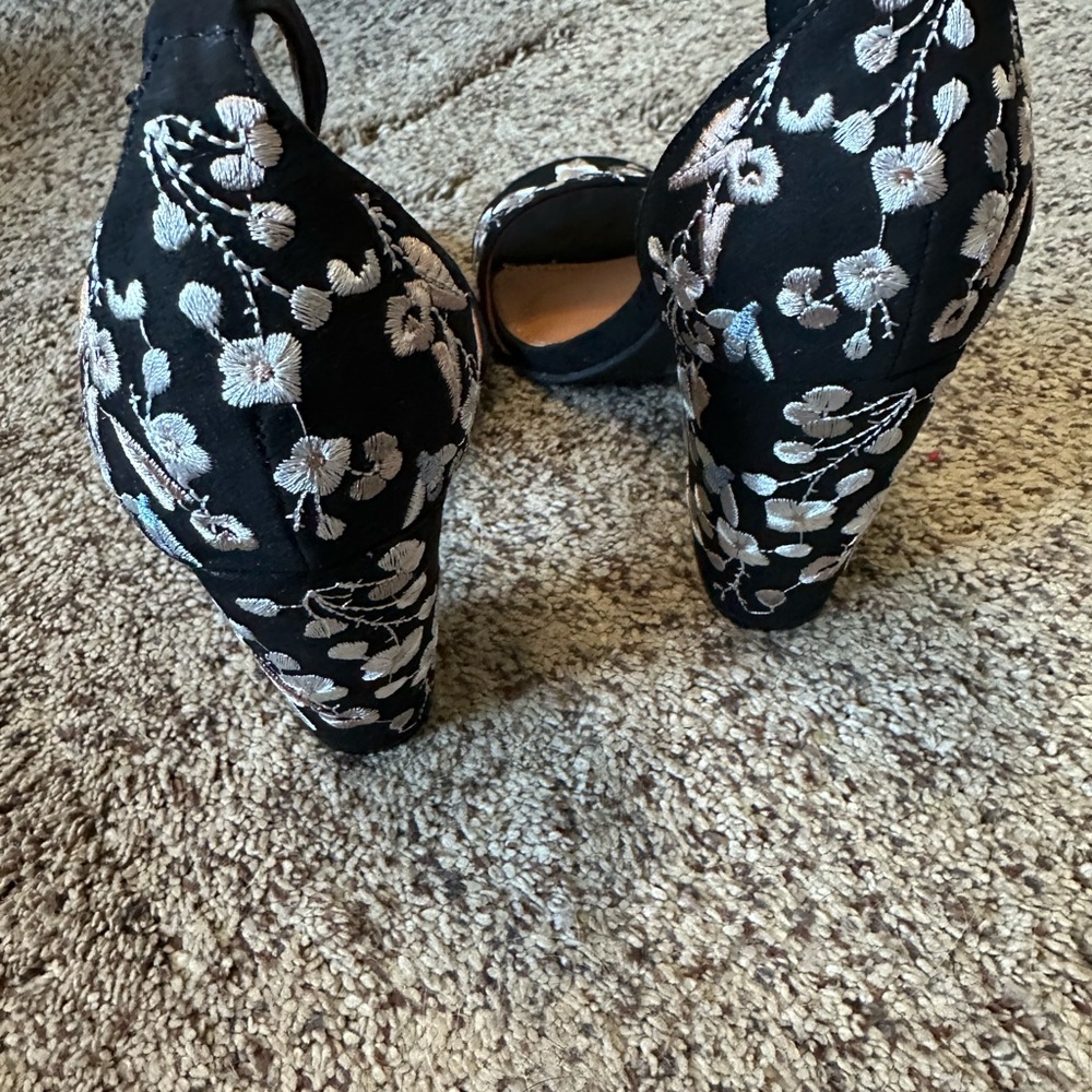 Heels - Picture 3 of 4